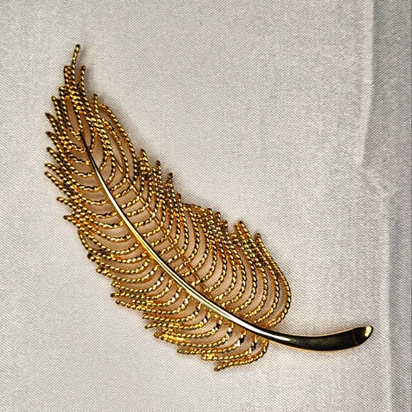 Vintage 3.5" Monet Gold Tone Feather Leaf Brooch Pin Open Work Classic - Picture 1 of 5